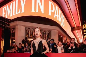 Главную роль в сериале сыграла Коллинз