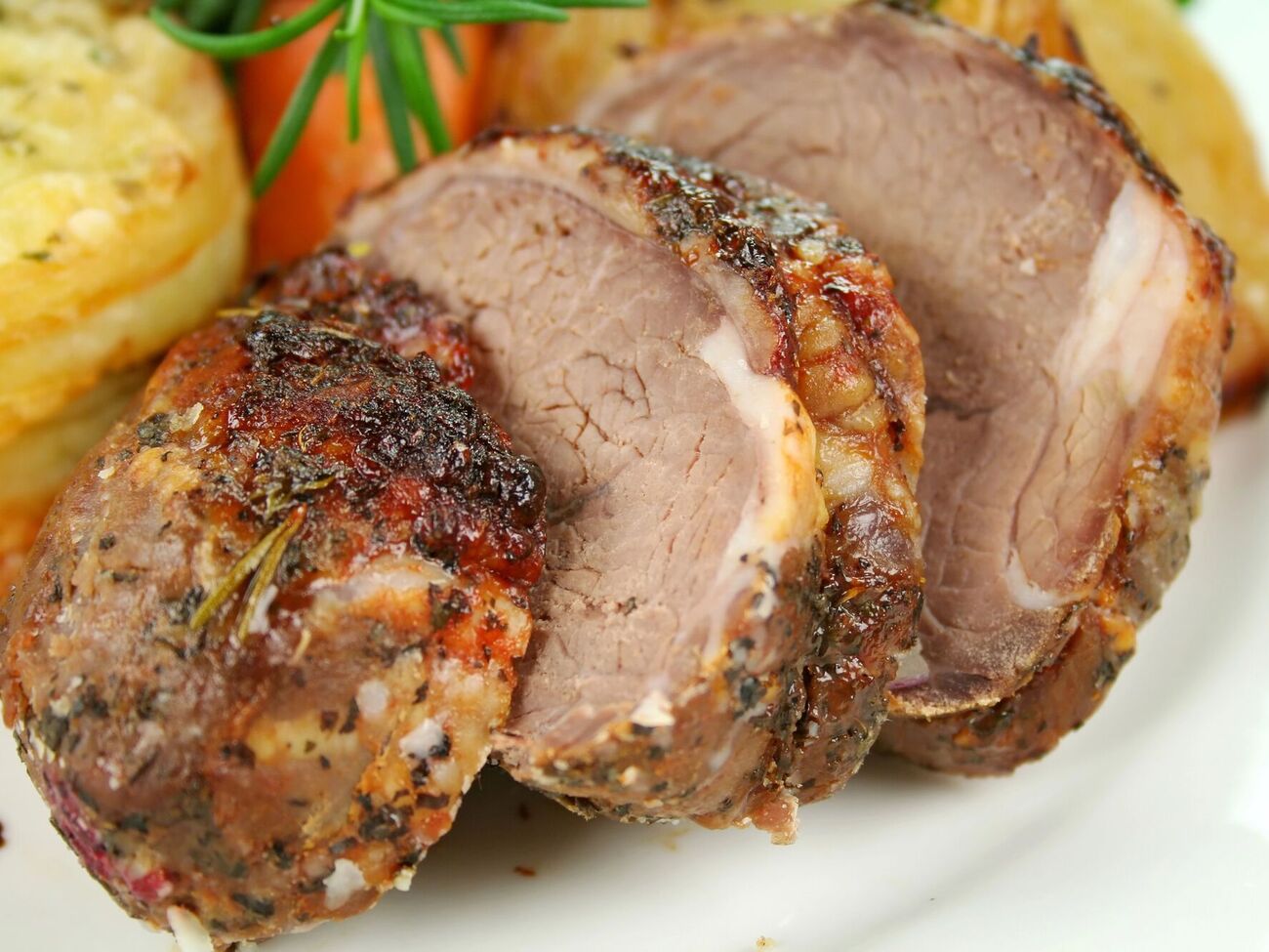 Для блюда возьмите 800 г бараньей ноги с костью