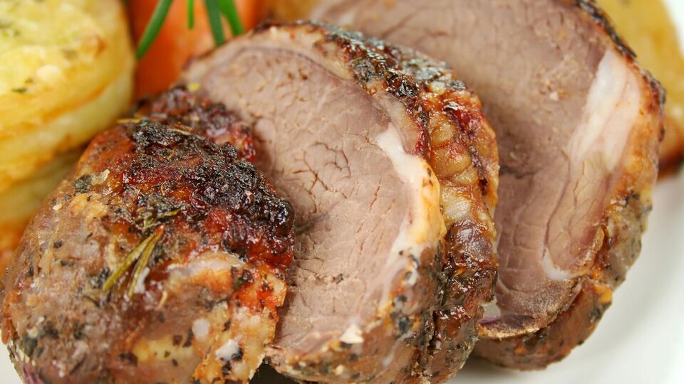 Для блюда возьмите 800 г бараньей ноги с костью