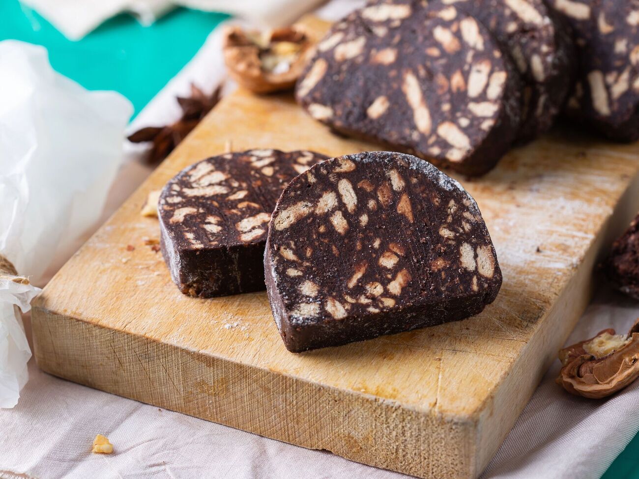 Шоколадную колбасу нужно охладить