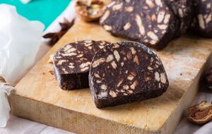 Шоколадную колбасу нужно охладить