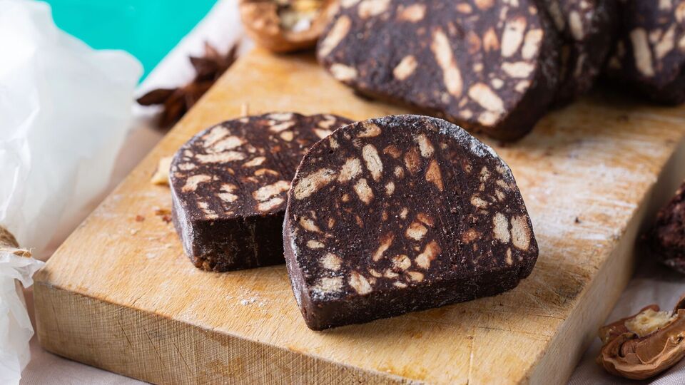 Шоколадную колбасу нужно охладить