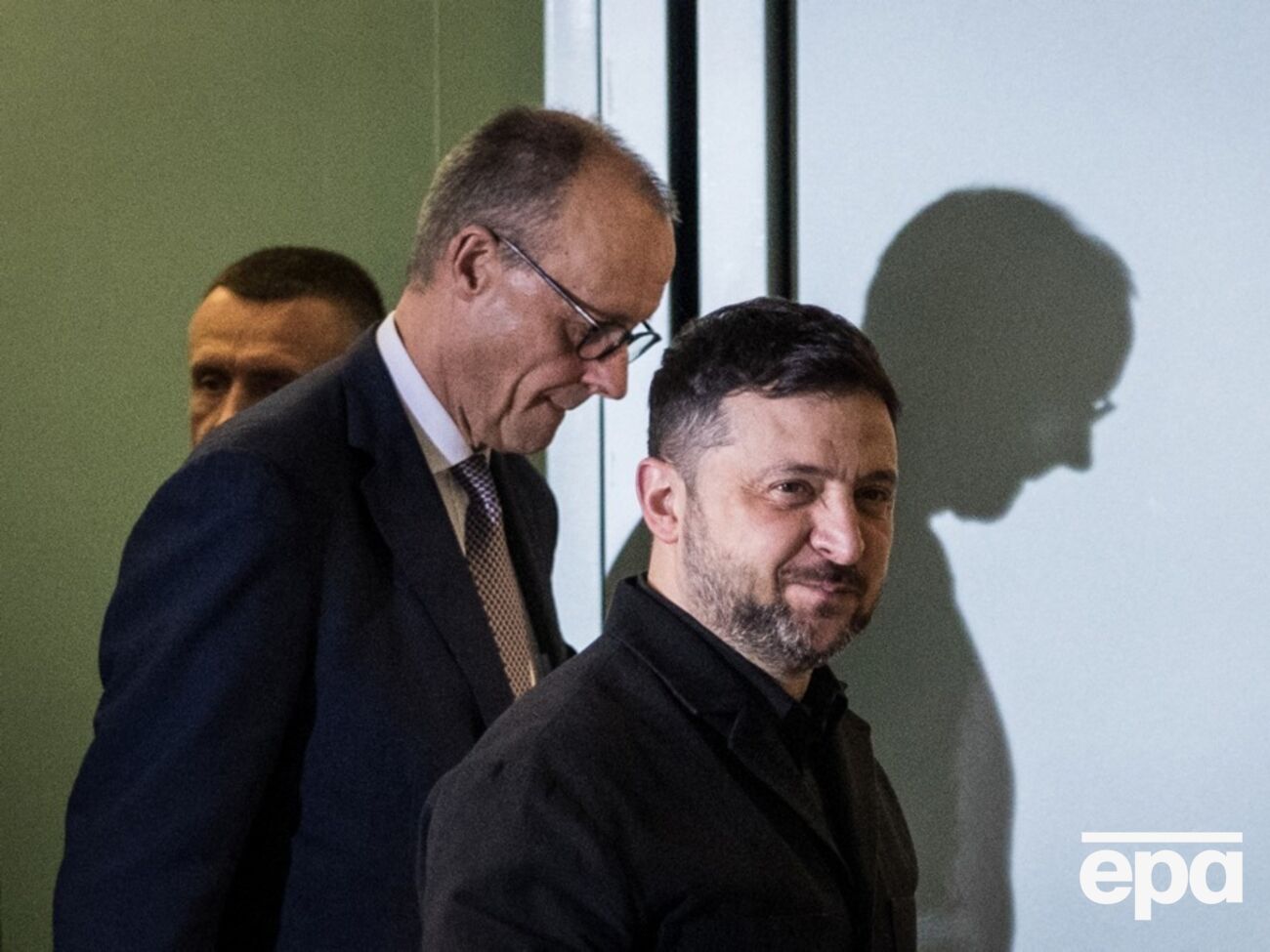 Зеленский на переговорах с США в Берлине предложил отказаться от вступления Украины в НАТО в обмен на гарантии безопасности, писали СМИ