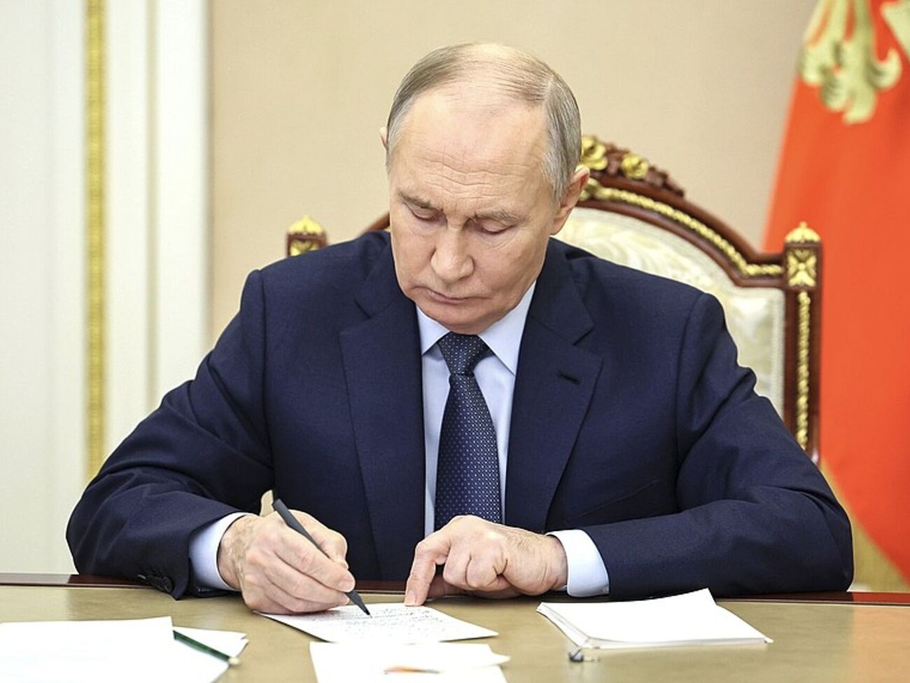 Путин 15 декабря подписал закон "О внесении изменений в отдельные федеральные конституционные законы"