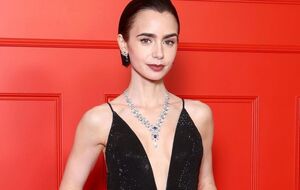 За сюжетом, пригоди в житті героїні Коллінз починаються після того, як вона вирушає з Чикаго до Парижа