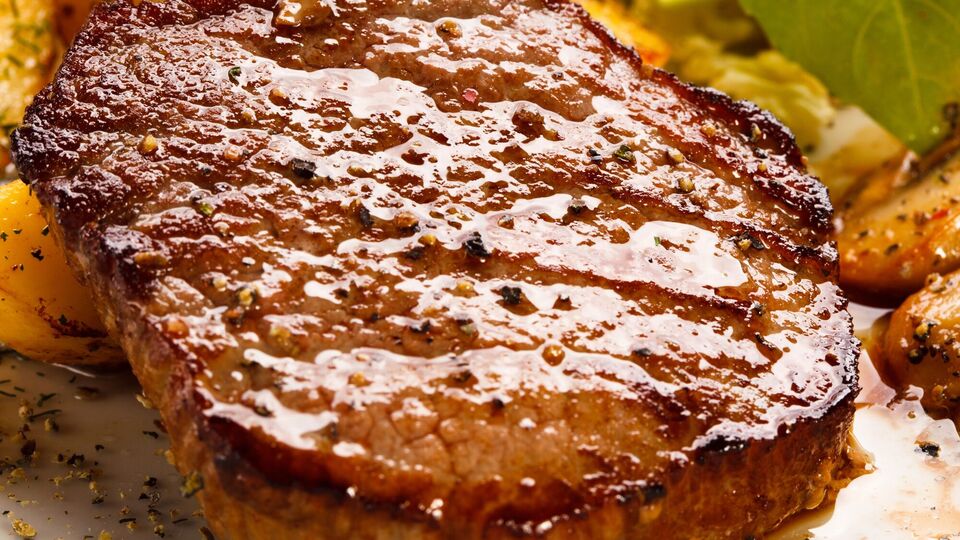 Для маринада понадобится 250 г греческого йогурта