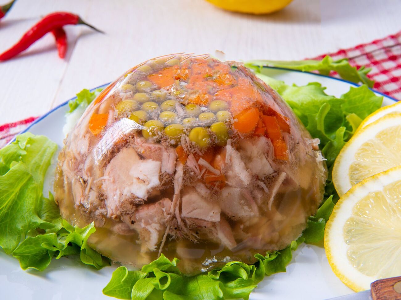 На 1,5 кг мякоти говядины нужно добавить около 700 г свиных ножек