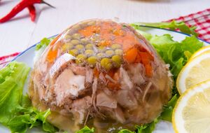 На 1,5 кг м'якоті яловичини потрібно додати приблизно 700 г свинячих ніжок