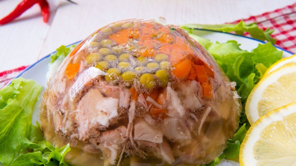 На 1,5 кг мякоти говядины нужно добавить около 700 г свиных ножек