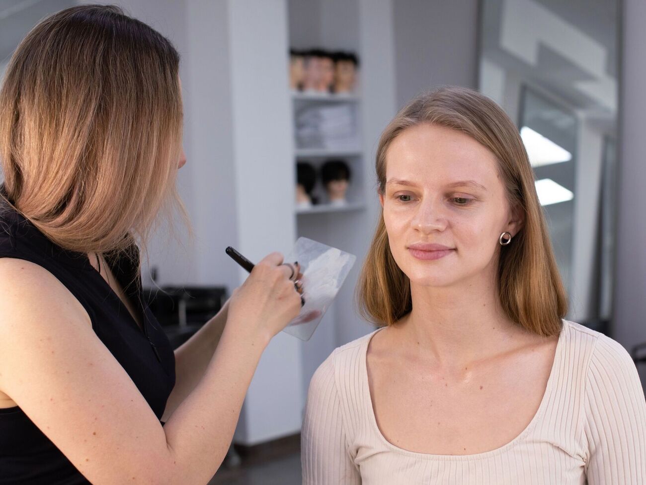 Грязное место на одежде нужно активно потереть ватным диском