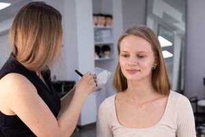 Грязное место на одежде нужно активно потереть ватным диском