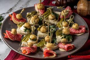 Канапе можно формировать разными способами