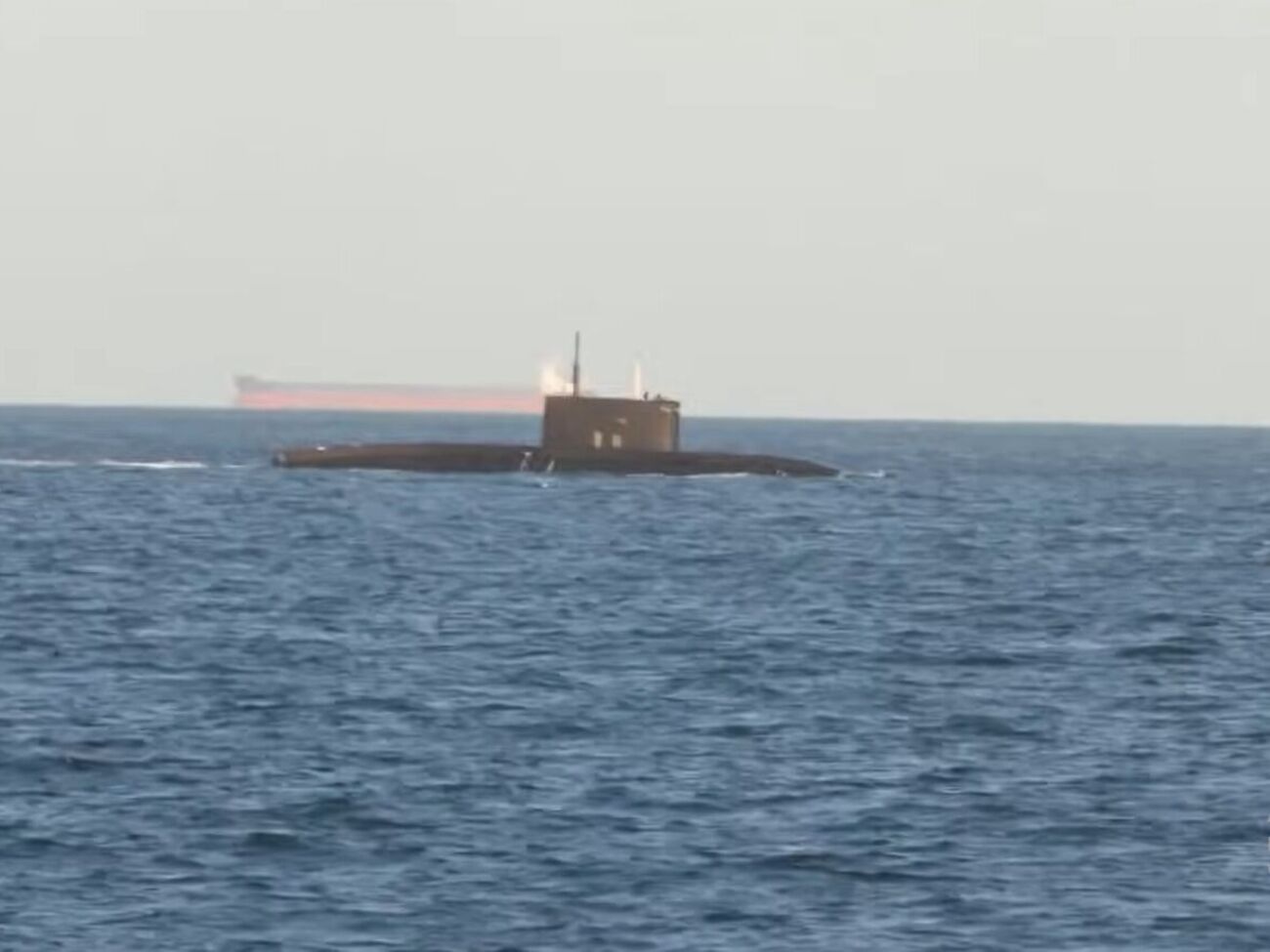 На фото со спутника видны две субмарины рядом