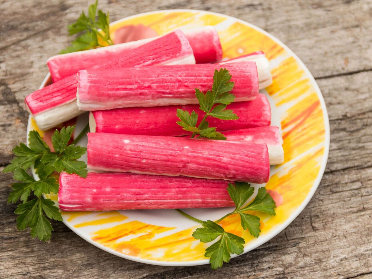 Подавайте салат из крабовых палочек на стол сразу после приготовления, чтобы сухарики оставались хрустящими