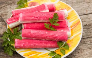 Подавайте салат из крабовых палочек на стол сразу после приготовления, чтобы сухарики оставались хрустящими