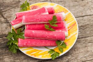 Подавайте салат из крабовых палочек на стол сразу после приготовления, чтобы сухарики оставались хрустящими