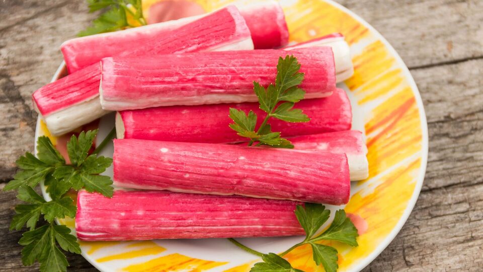 Подавайте салат из крабовых палочек на стол сразу после приготовления, чтобы сухарики оставались хрустящими