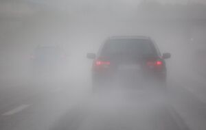 Благодаря фликерам на одежде водители могут вовремя увидеть пешехода