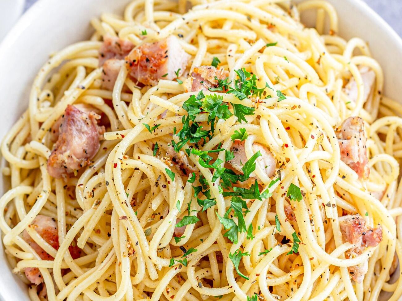 Для блюда понадобятся три куриных бедра