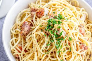 Для блюда понадобятся три куриных бедра
