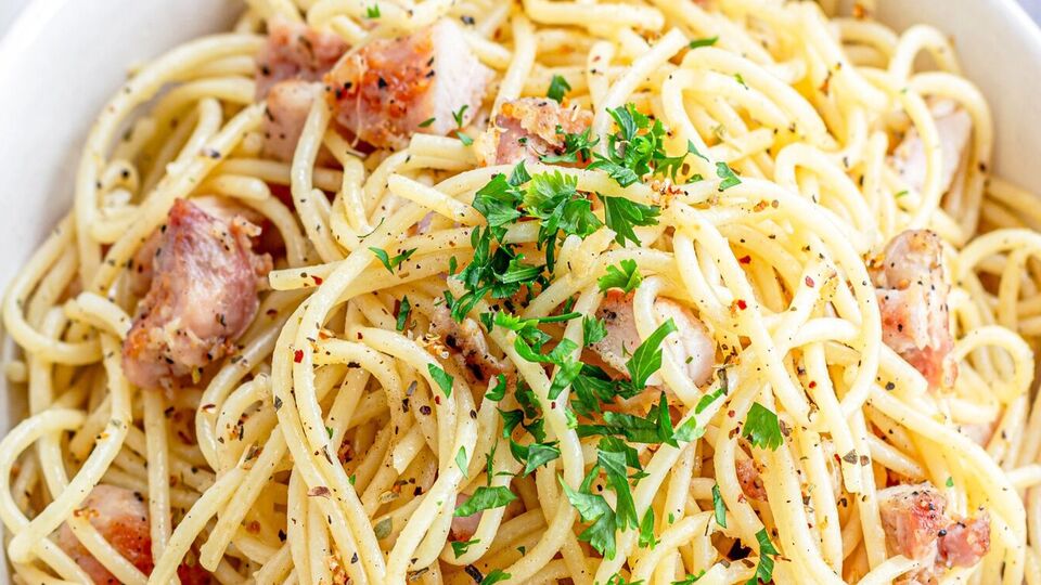 Для блюда понадобятся три куриных бедра