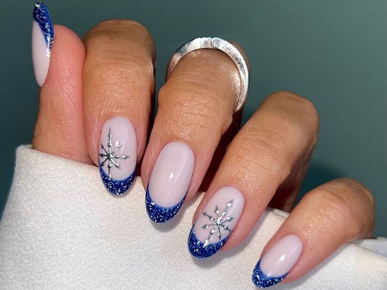 Такий манікюр підійде для новорічного корпоративу