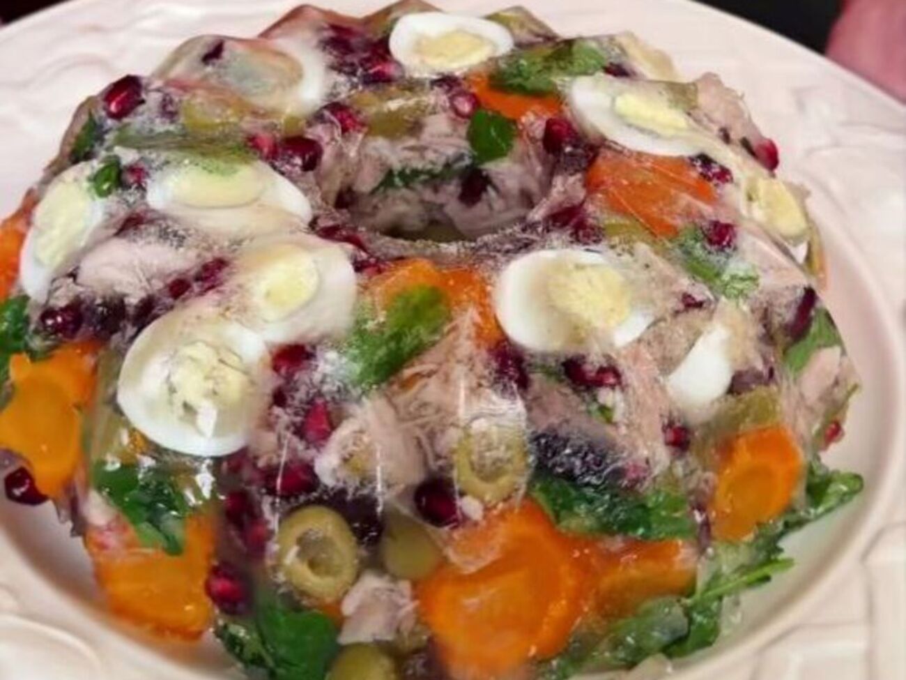 Для декора понадобятся морковь, яйца и зелень