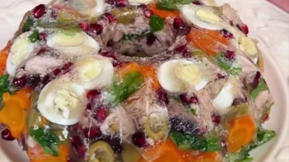 Для декора понадобятся морковь, яйца и зелень