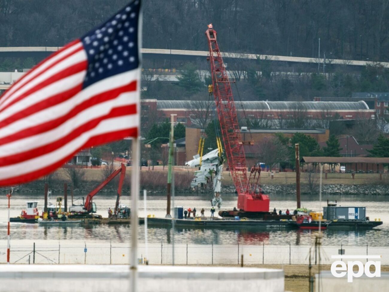 Самолет и вертолет упали в реку