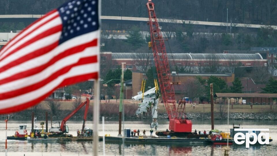 Самолет и вертолет упали в реку