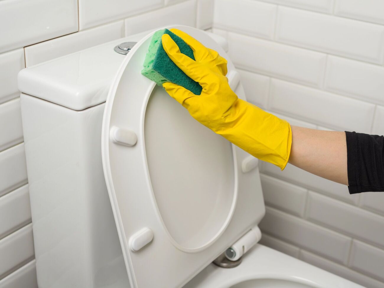 Во время уборки унитаз можно отмыть уксусом