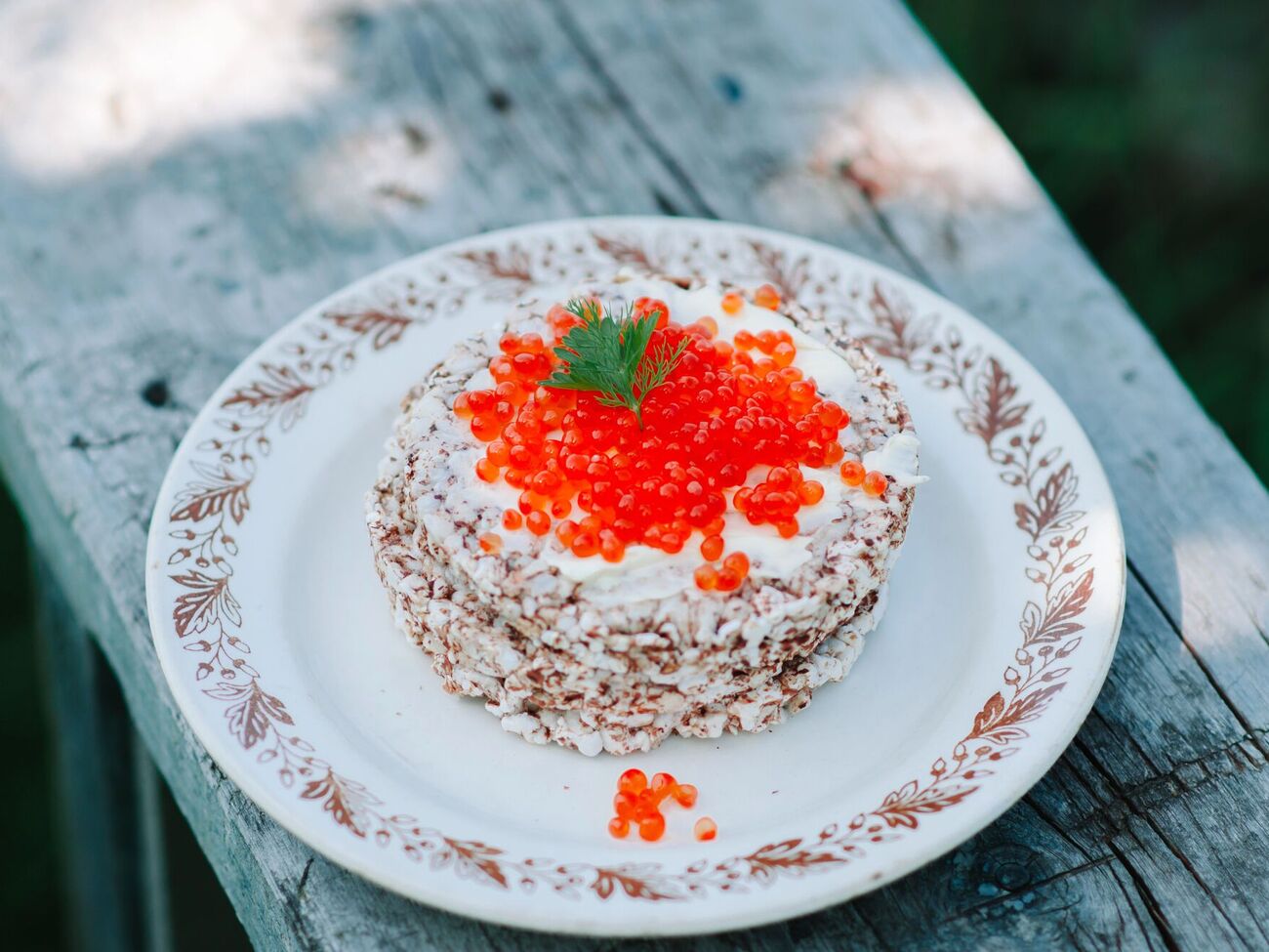Икру выкладывают сверху на торт