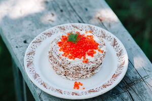 Ікру викладають зверху на торт