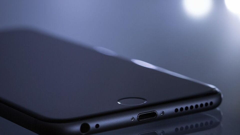 Смартфон журналиста клали в шкафчик, рассказали в организации