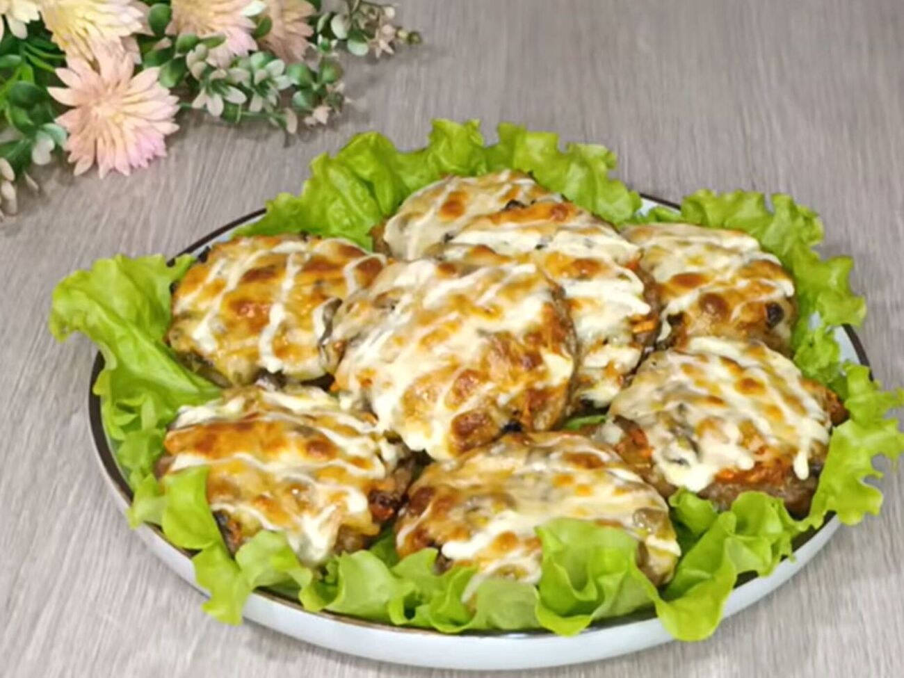 Выпекайте мясо в духовке 25 минут при 180 °С
