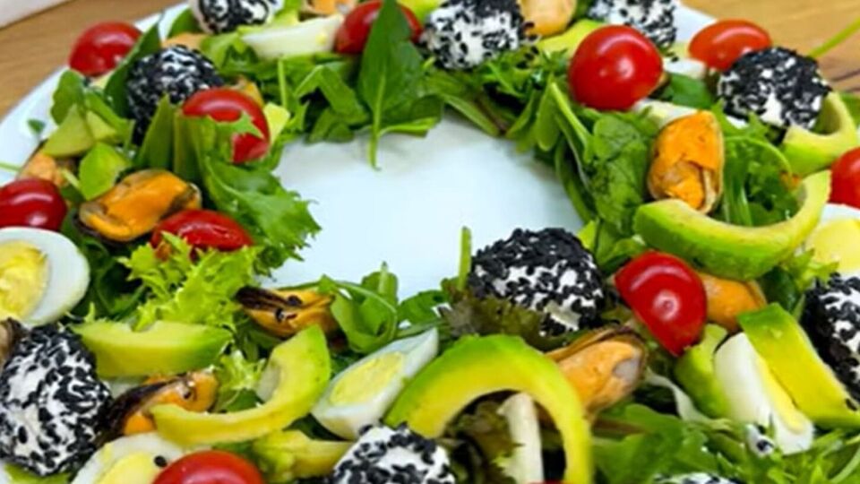 Салат нужно полить заправкой уже перед подачей на стол