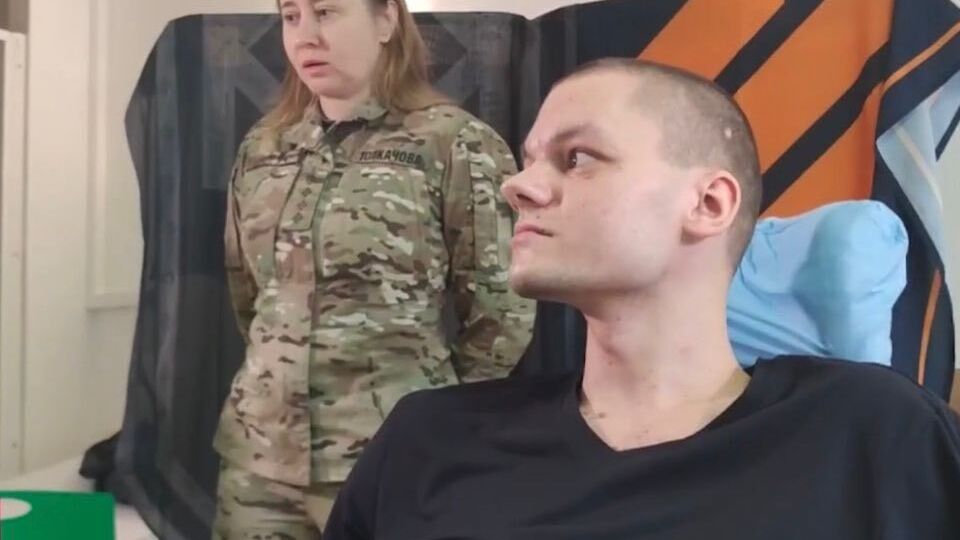 Раненый ветеран Руслан Кныш нуждается в оборудованном инклюзивном жилье, и его должен обустроить "ПриватБанк", написал Наумович