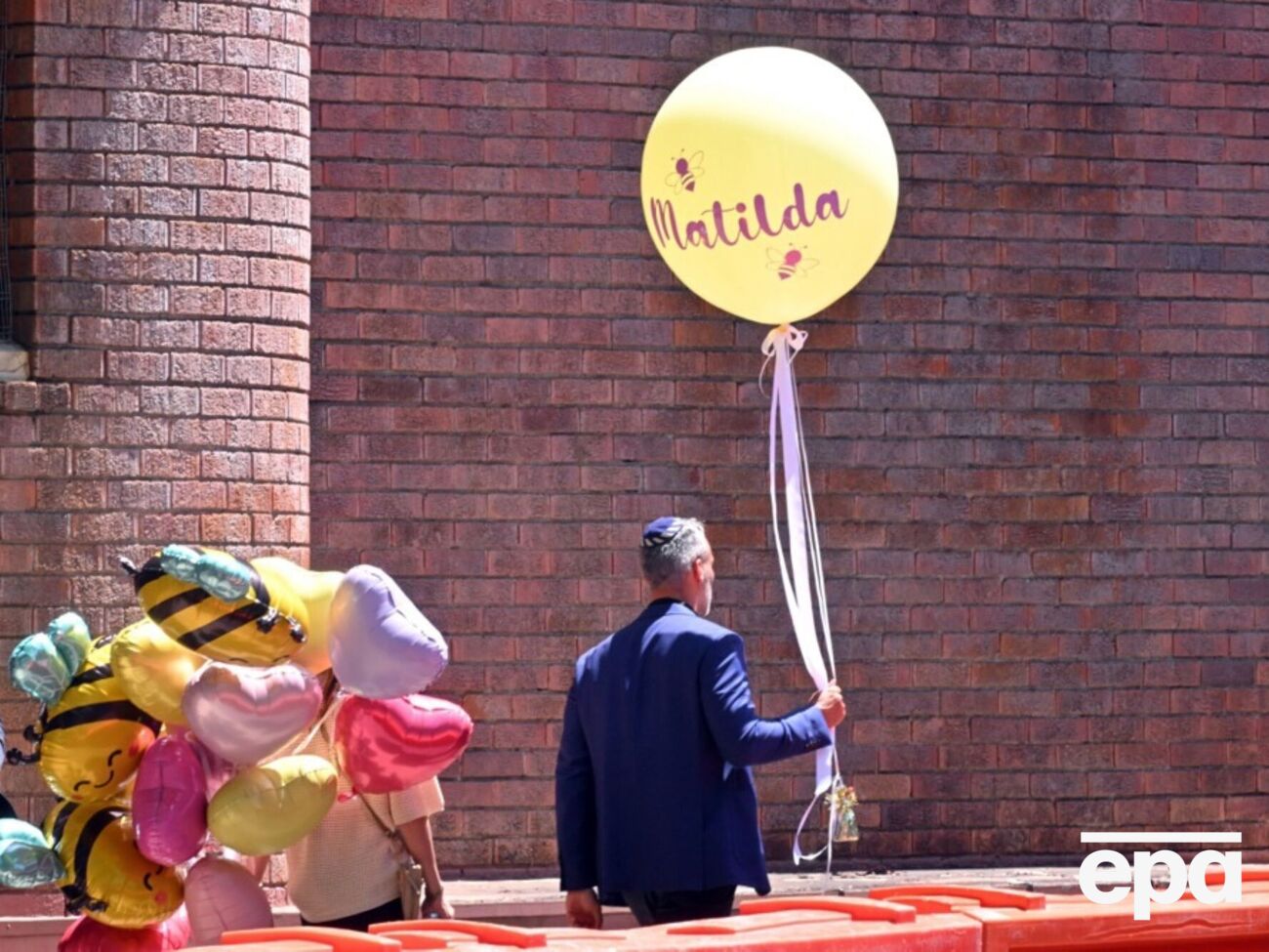 У некоторых присутствовавших на похоронах были с собой наклейки с пчелами – их обожал погибший ребенок