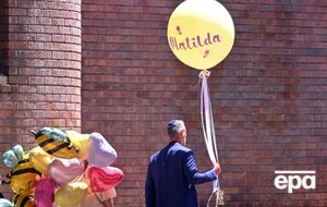 У некоторых присутствовавших на похоронах были с собой наклейки с пчелами – их обожал погибший ребенок