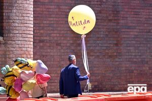 У некоторых присутствовавших на похоронах были с собой наклейки с пчелами – их обожал погибший ребенок