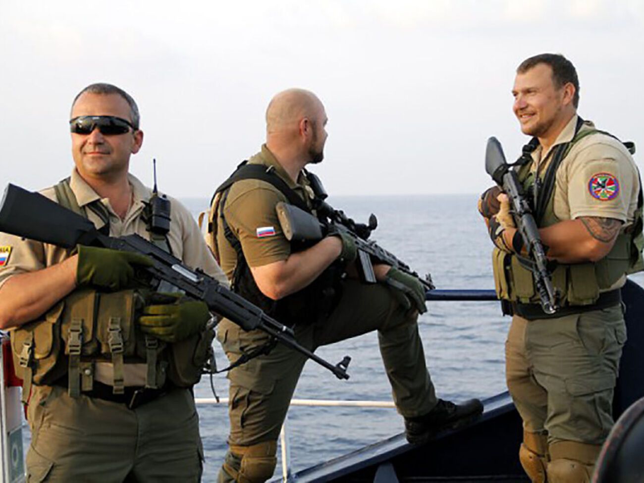 Людям у формі й зі зброєю на суднах надходять накази від російської влади – CNN