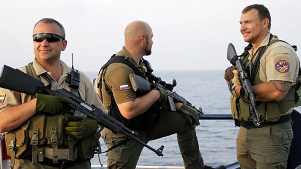 На судах "теневого флота" люди в форме и с оружием получают приказы от российских властей – CNN