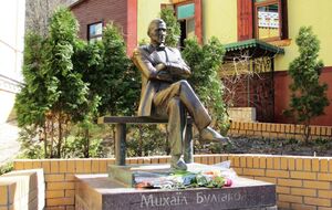 Фігуру Булгакова на Андріївському узвозі приберуть