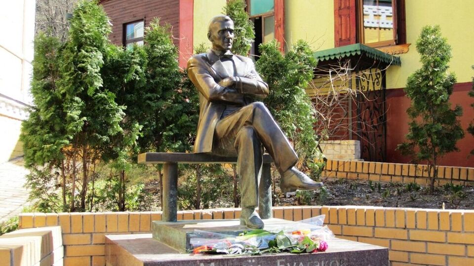 Фигура Булгакова на Андреевском спуске будет убрана