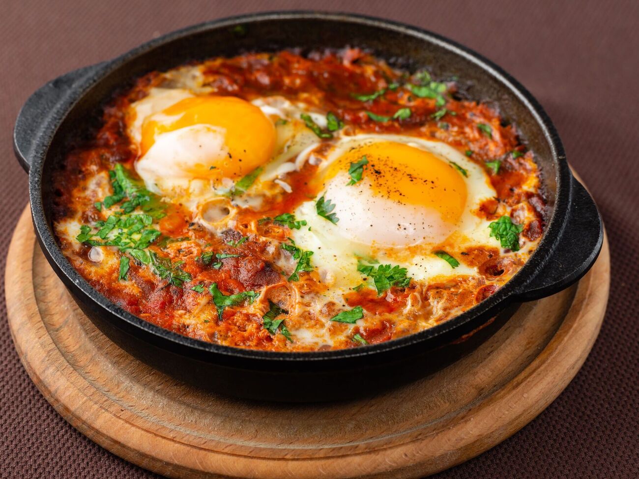 Перед подачей на стол посыпьте шакшуку петрушкой