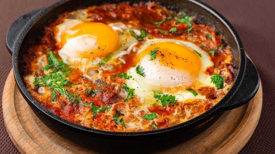 Перед подачей на стол посыпьте шакшуку петрушкой