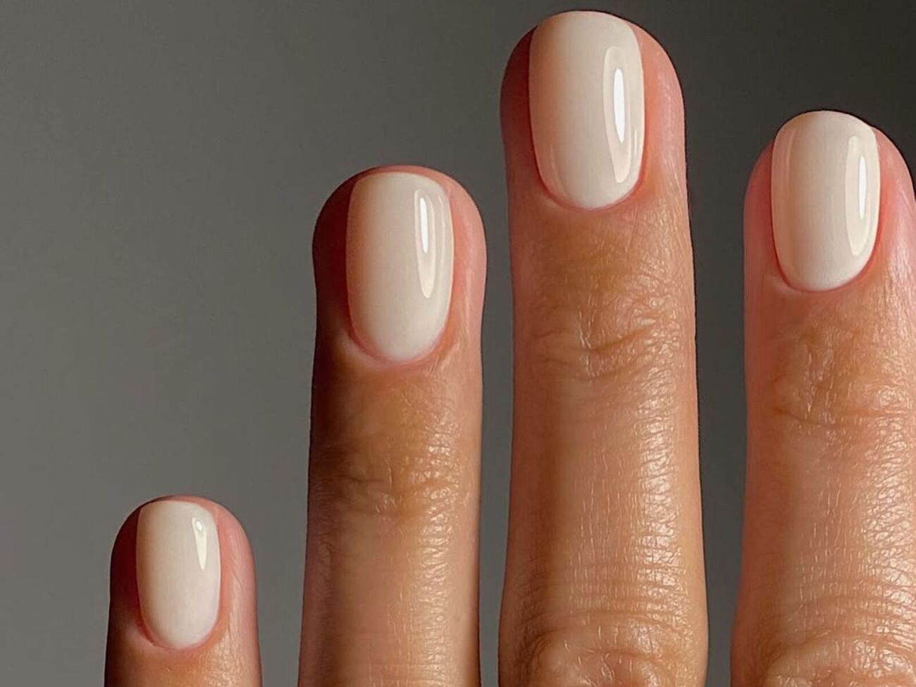 Перевага цього кольору в тому, що завдяки його натуральності майже не видно відростання нігтя
