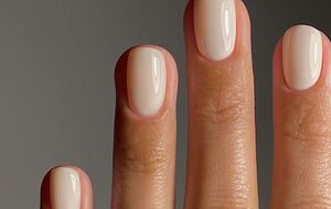Перевага цього кольору в тому, що завдяки його натуральності майже не видно відростання нігтя