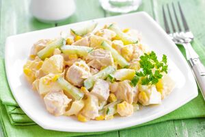 Салат из курицы и ананасов нужно заправить майонезом