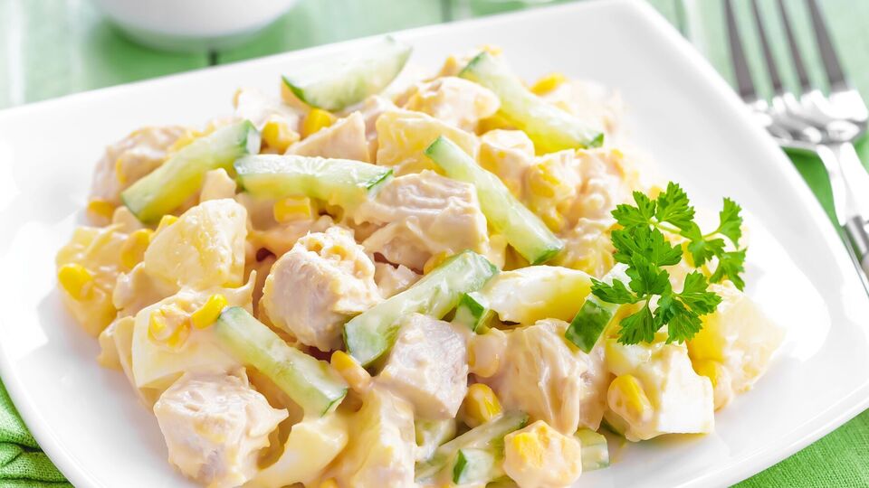 Салат из курицы и ананасов нужно заправить майонезом